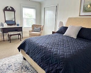 Third Floor Queen Suite | Desk, laptop workspace, iron/ironing board, free WiFi - Turkey Hill Inn (Summit)