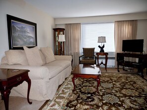 Suite – deluxe, 1 kingsize-seng, kjøleskap og mikrobølgeovn, 1. etasje | Skrivebord, skrivebord for bærbar PC og strykejern/-brett