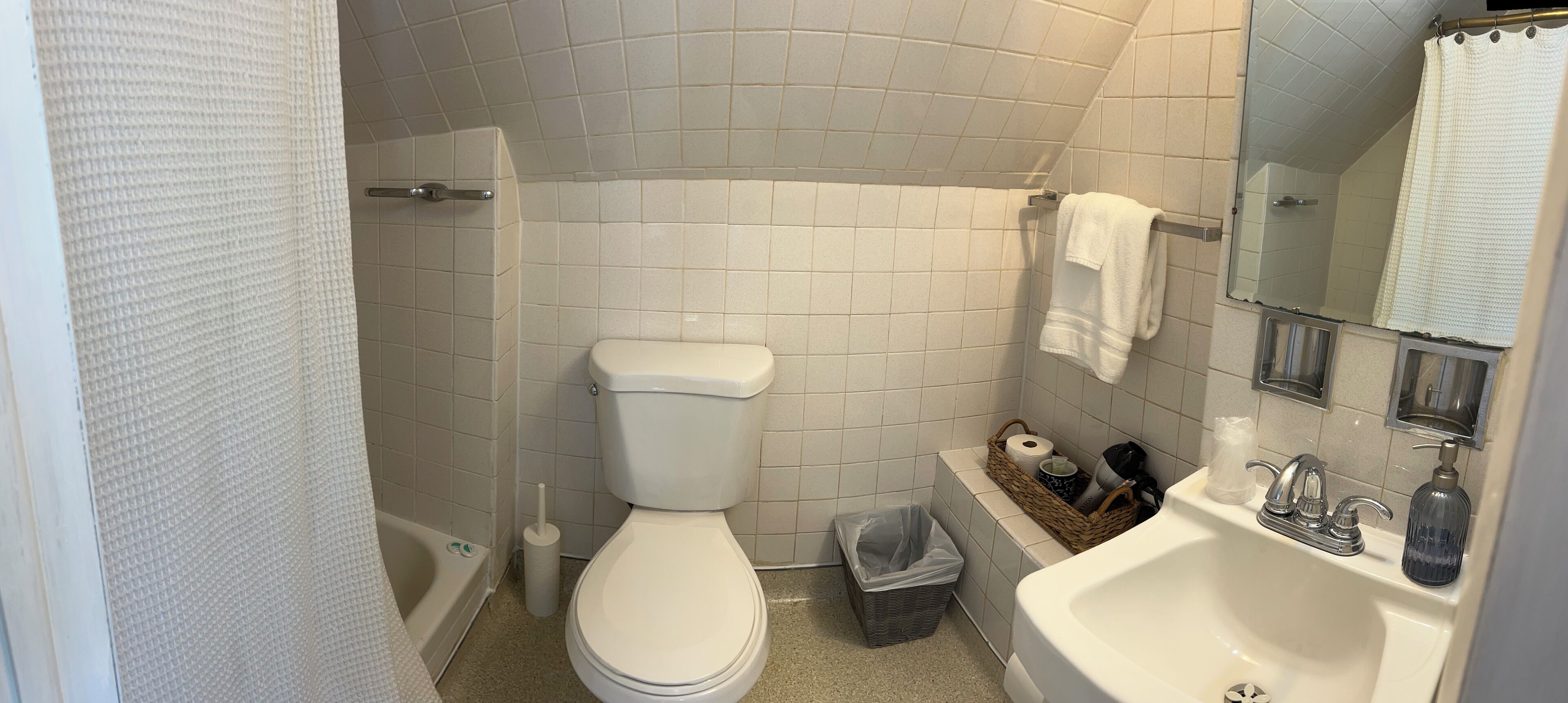 third floor queen suite | bathroom | free toiletries, hair dryer, towels, soap