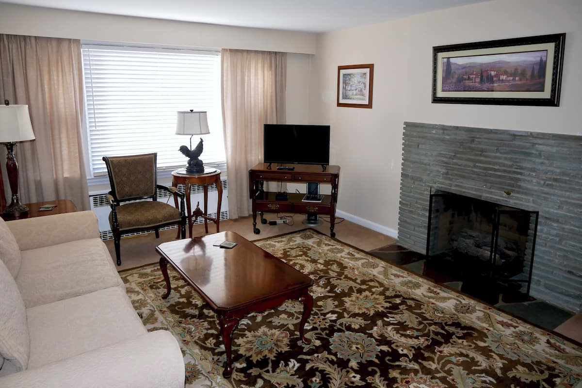 Deluxe Suite, 1 King Bed, Refrigerator & Microwave, Ground Floor