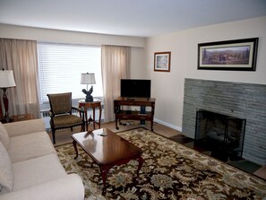 Suite – deluxe, 1 kingsize-seng, kjøleskap og mikrobølgeovn, 1. etasje | Skrivebord, skrivebord for bærbar PC og strykejern/-brett