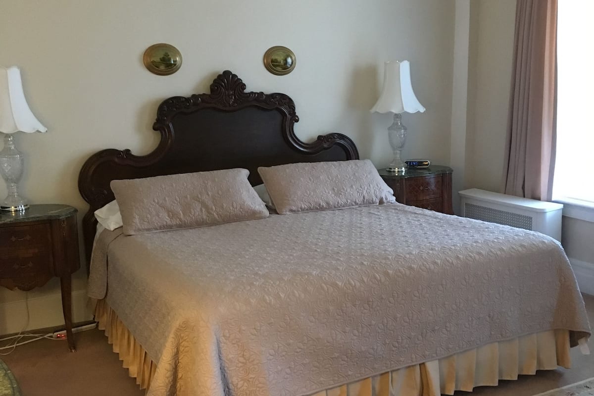 Deluxe-Suite, 1 King-Bett, Kühlschrank und Mikrowelle, Erdgeschoss | 1 Schlafzimmer, Schreibtisch, laptopgeeigneter Arbeitsplatz