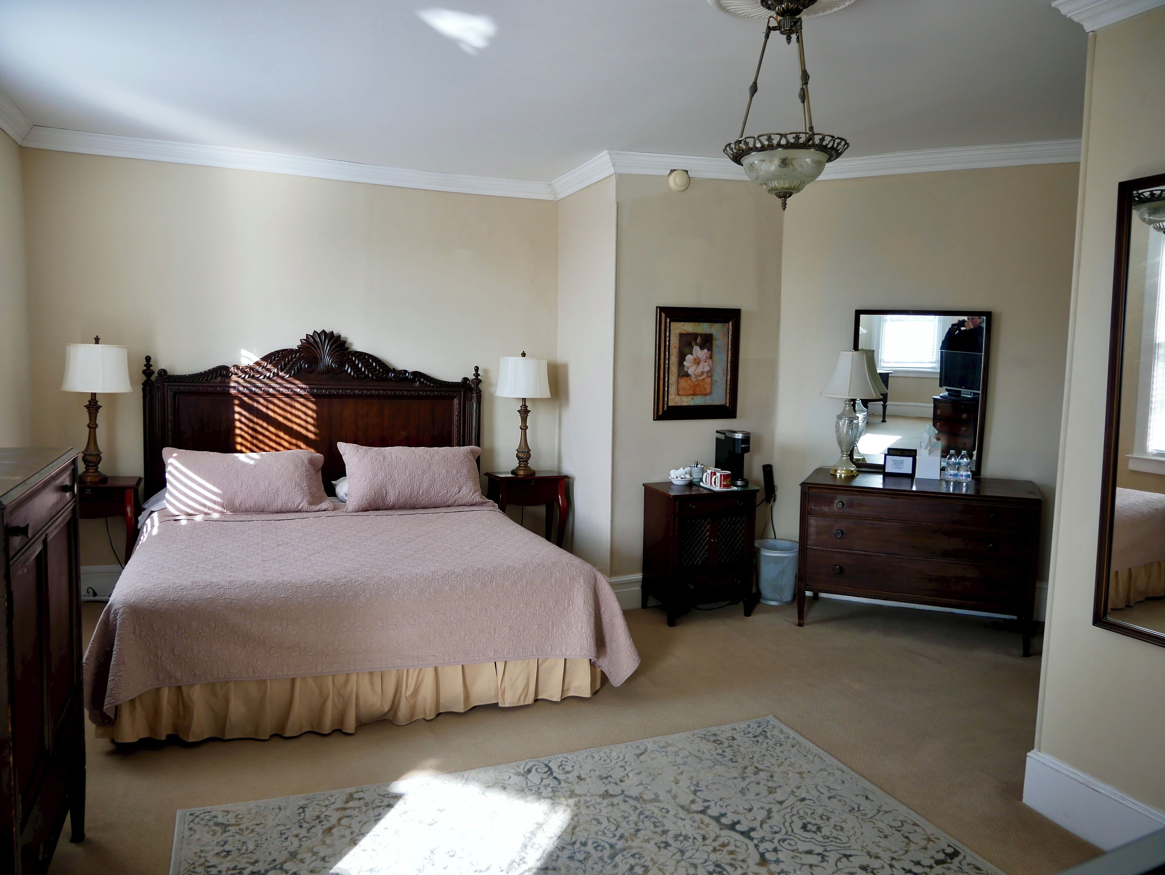 Estudi en suite destacat, frigorífic i microones | Escriptori i espai de treball apte per a portàtils 