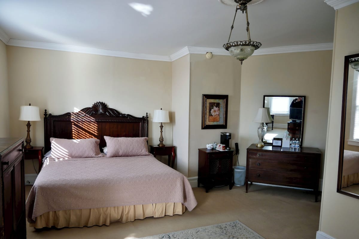 Signature Studio Suite, 1 King Bed, Refrigerator & Microwave