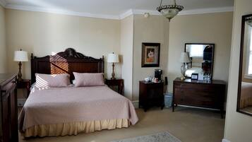 Signature Studio Suite, Refrigerator & Microwave | Desk, laptop workspace, iron/ironing board, free WiFi