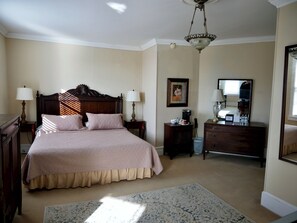 시그니처 스튜디오 스위트, 킹사이즈침대 1개, 냉장고 및 전자레인지 | 책상, 노트북 작업 공간, 다리미/다리미판, 무료 WiFi