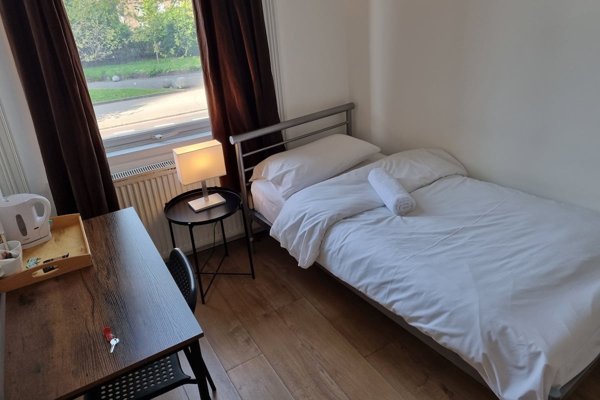Single Room | Desk, WiFi (free), bed sheets