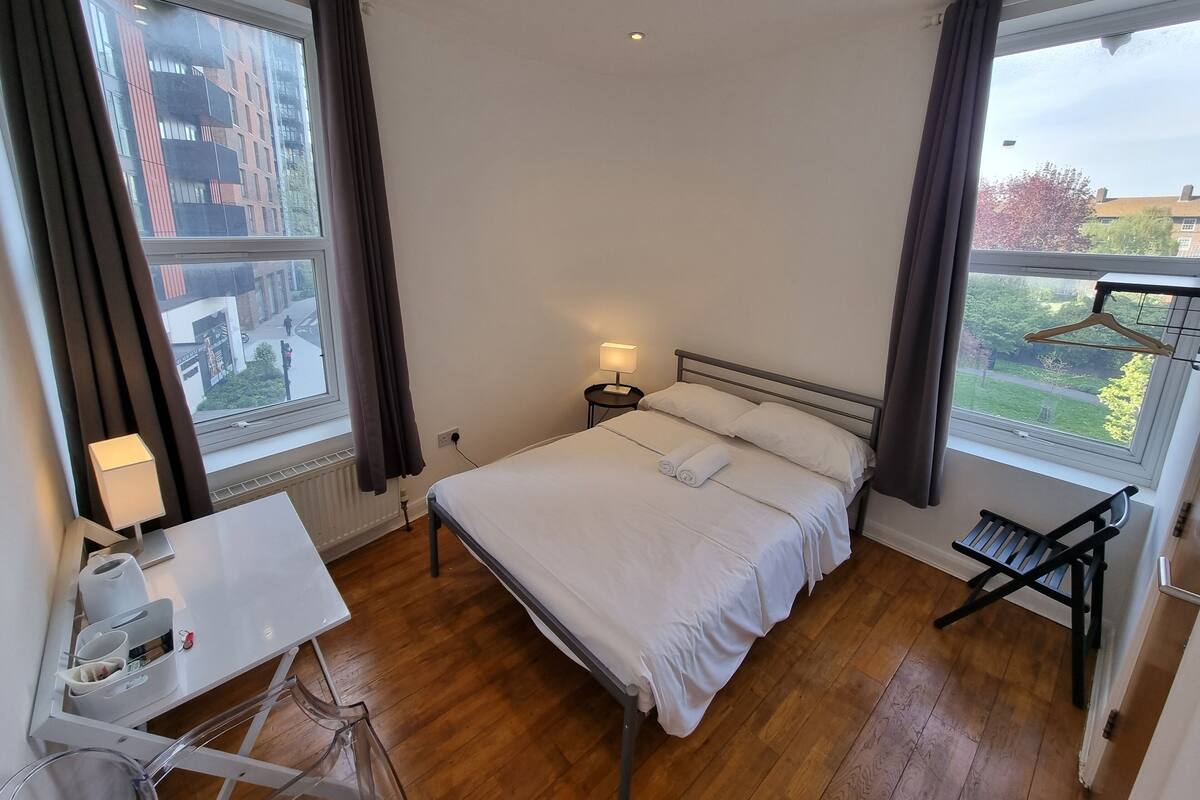 Double Room | Desk, WiFi (free), bed sheets