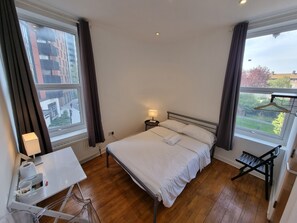 Desk, free WiFi, bed sheets - Horangee Pocha (London)