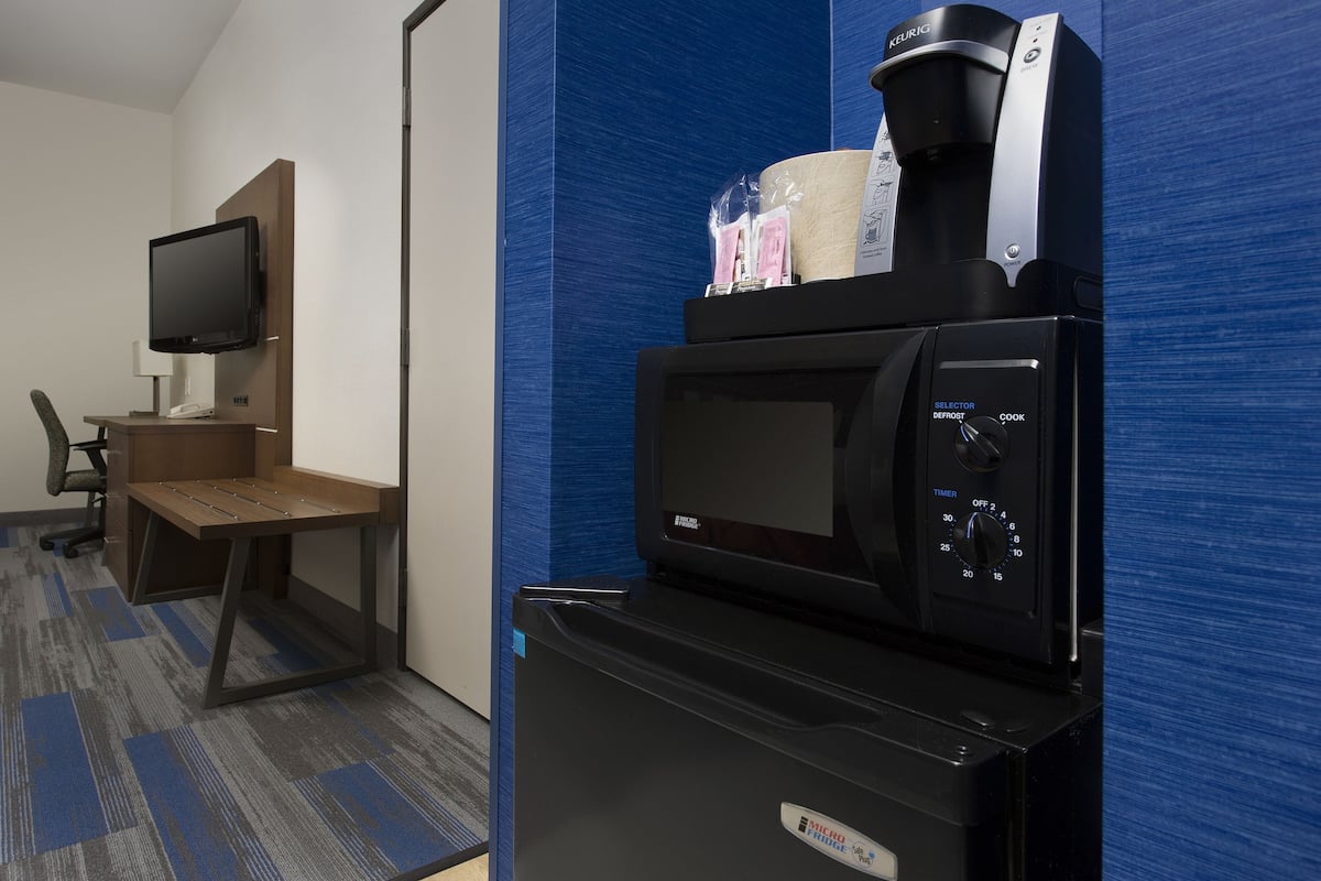 1 bedroom, down duvets, pillow-top beds, in-room safe