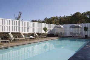 Sesongbasert utendørsbasseng