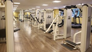 A gym with multiple exercise machines, including treadmills and weight stations, arranged in rows. - Holiday Inn Express & Suites Charlottesville - Ruckersville by IHG (Barboursville)
