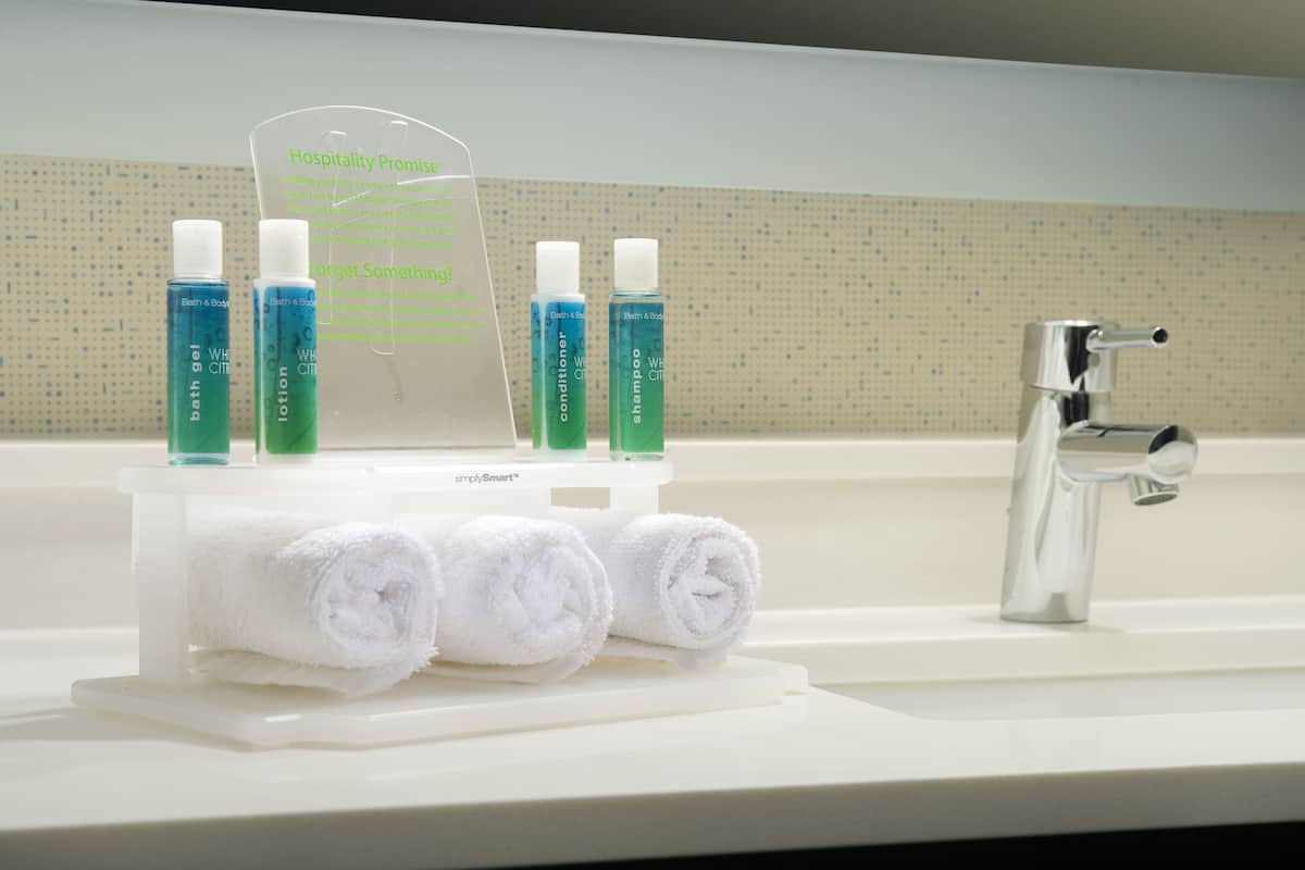 1 bedroom, down duvets, pillow-top beds, in-room safe