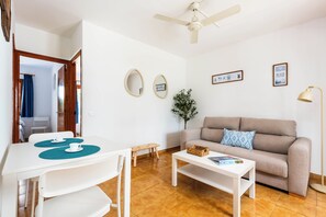 Apartamento, 2 quartos, terraço | Área de estar | TV LCD 22 polegadas com canais a cabo, TV