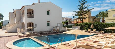 2 outdoor pools, pool loungers