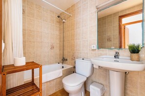 Leilighet, 2 soverom, terrasse | Bad | Badekar, hårføner, håndklær og såpe