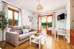 Leilighet, 1 soverom, terrasse | Oppholdsområde | En 22-tommers LCD-TV med kabel-kanaler samt TV