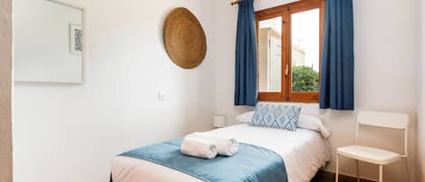 Apartament, 2 dormitoris, terrassa | Cortines opaques, bressols, wifi gratuïta i roba de llit