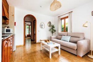 Apartamento, 1 habitación, terraza | Zona de estar | Televisión LCD de 22 pulgadas con canales por cable, una televisión