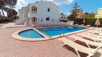 2 outdoor pools, sun loungers