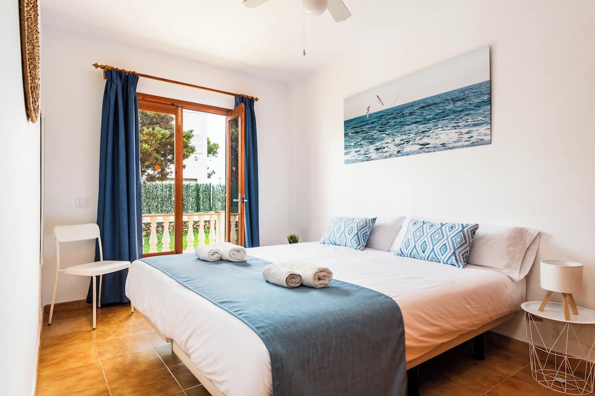 Leilighet, 2 soverom, terrasse | Blendingsgardiner, barnesenger, wi-fi (inkludert) og sengetøy