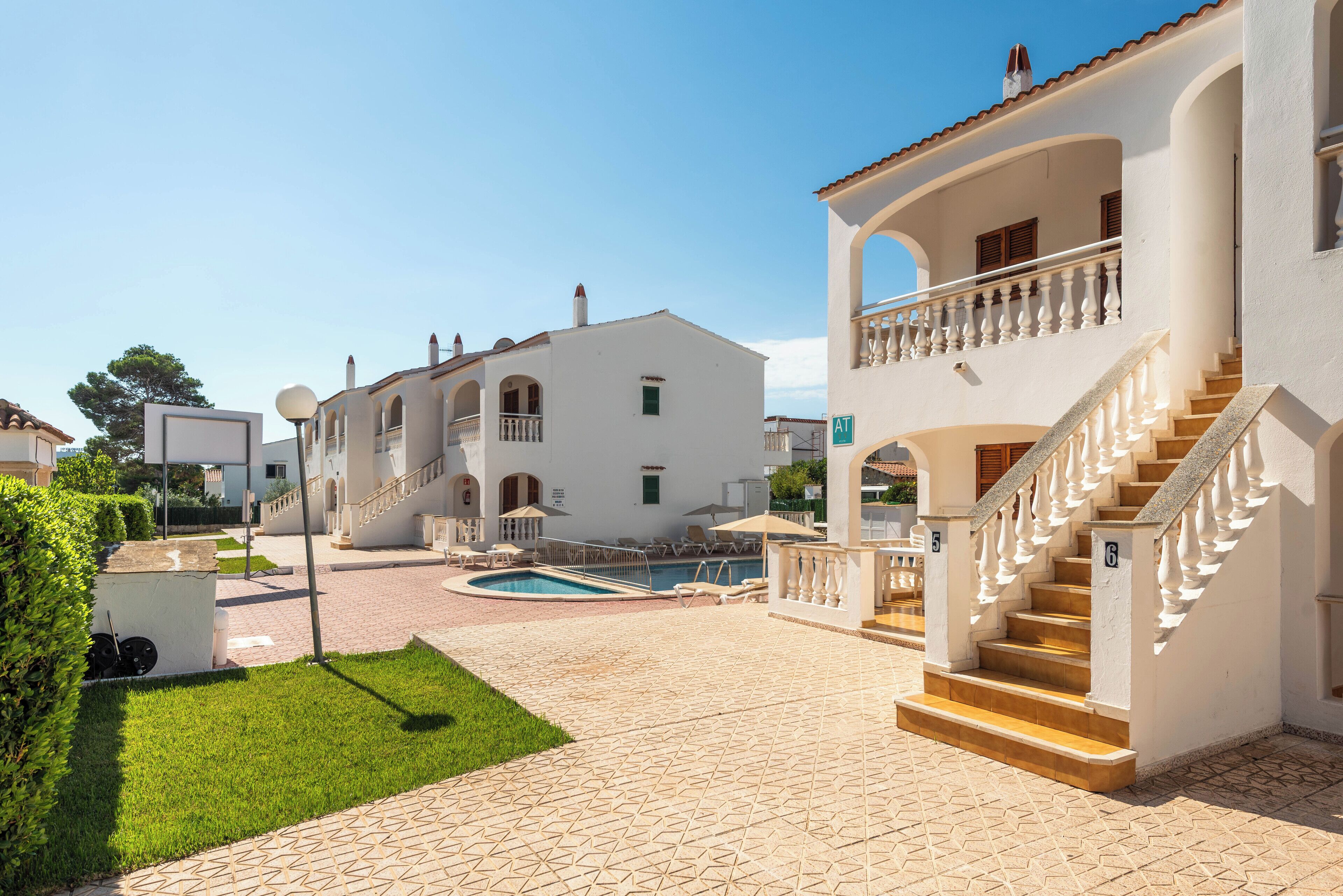 Vista frontal de la propiedad