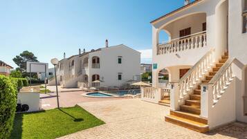 Vista frontal de la propiedad