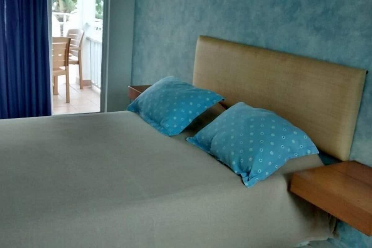 2 bedrooms, blackout drapes, bed sheets, wheelchair access