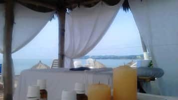 Plage, sable noir, chaises longues, parasols