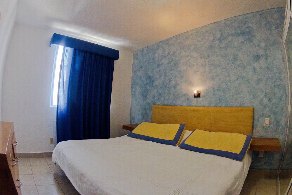 2 quartos, cortinas blackout, roupa de cama