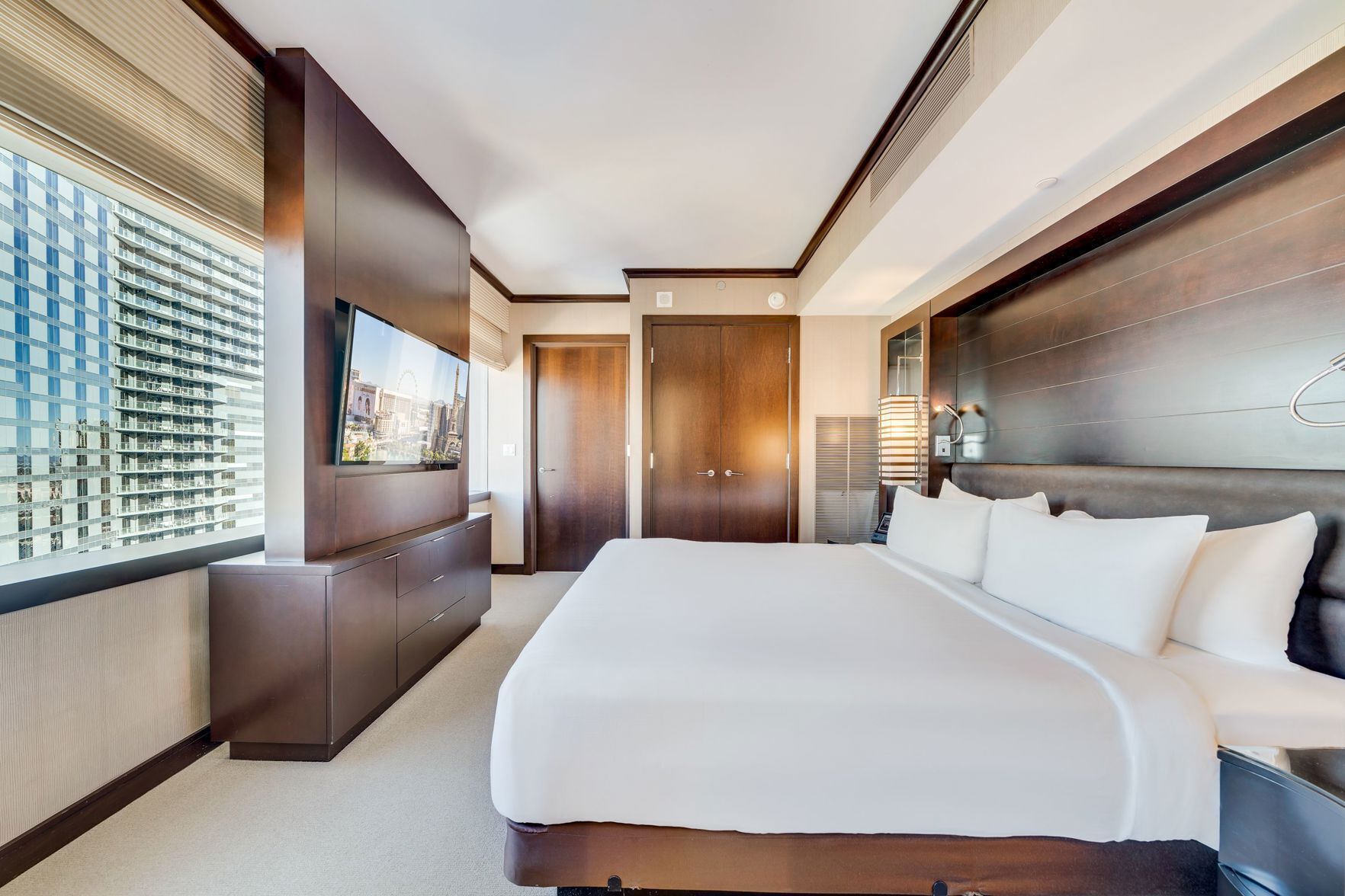 Premium bedding, in-room safe, desk, laptop workspace