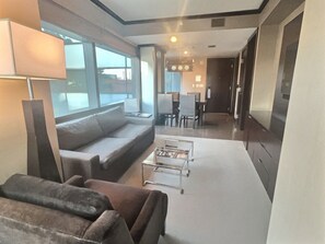 Executive Corner Suite Lower - 1BR | Área de sala de estar | Televisión LCD de 42 pulgadas con canales digitales y televisión 