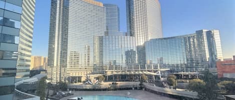 Executive Corner Suite Lower - 1BR | Aire de séjour | Téléviseur ACL de 42 po avec télévision numérique, téléviseur