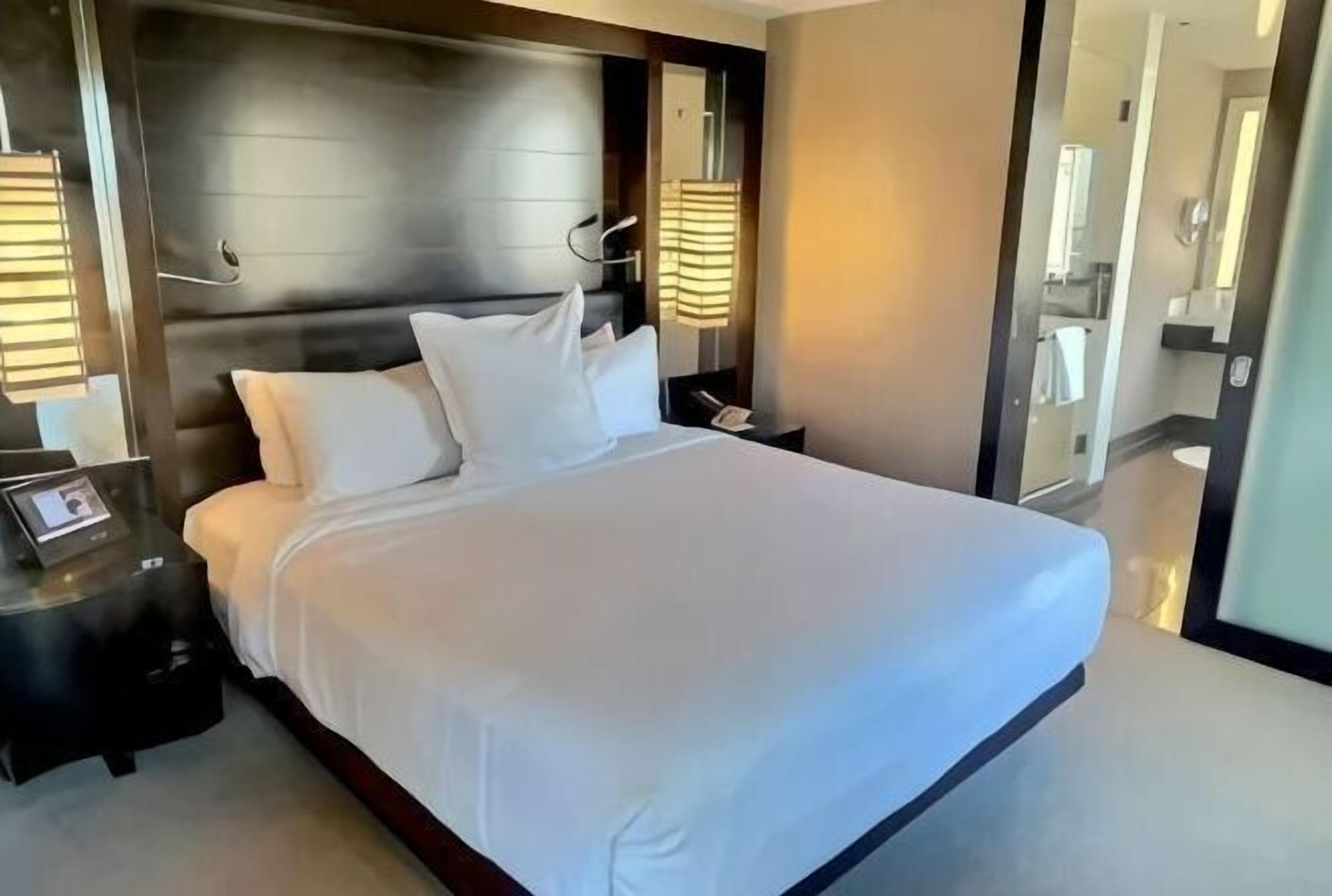 Premium bedding, in-room safe, desk, laptop workspace