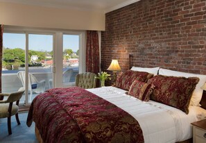 Chambre, 1 très grand lit, vue sur le port | Literie hypoallergénique, lit avec matelas à plateau-coussin, bureau