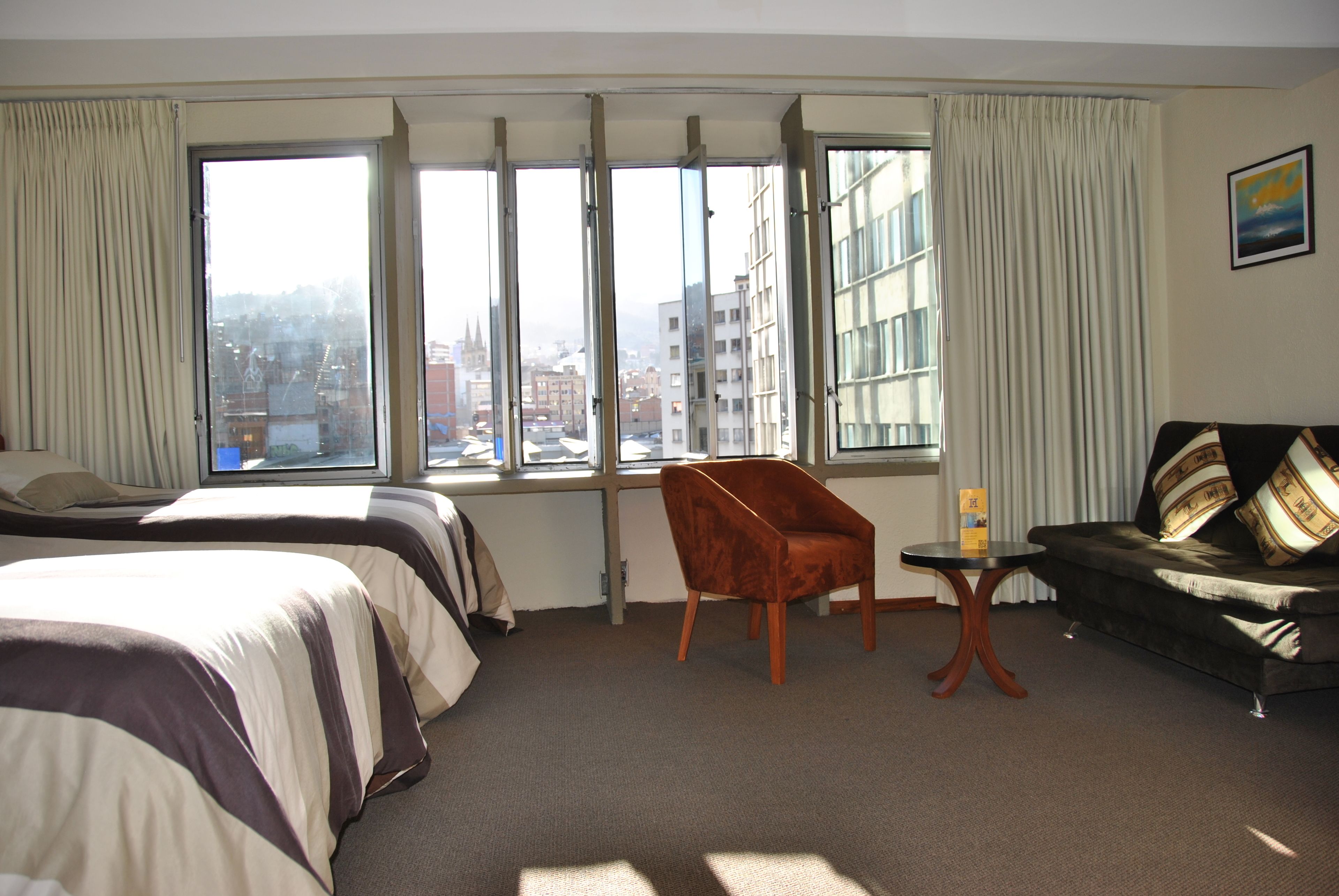 Habitación doble | Área de sala de estar | Televisión 