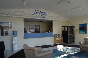 Lobby sitting area - Hospitality Inn (Kamloops)