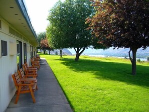 BBQ/picnic area - Hospitality Inn (Kamloops)