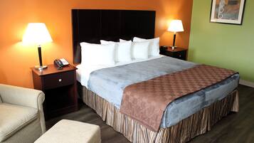 Espacio para trabajar con laptop y cortinas blackout