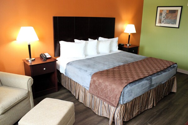 Laptop workspace, blackout drapes, iron/ironing board, free WiFi