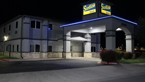 A hotel with a sign reading "Scottish Inns" and a number "2600" on the entrance. - Scottish Inns Killeen near Fort Cavazos (Killeen)