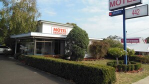 Un motel llamado 'Motel Ringwood' con un letrero que indica 'No hay habitaciones disponibles' y el número 442.