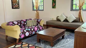 Exclusive Villa, 2 Bedrooms, 2 Bathrooms, Mountain View | Living area