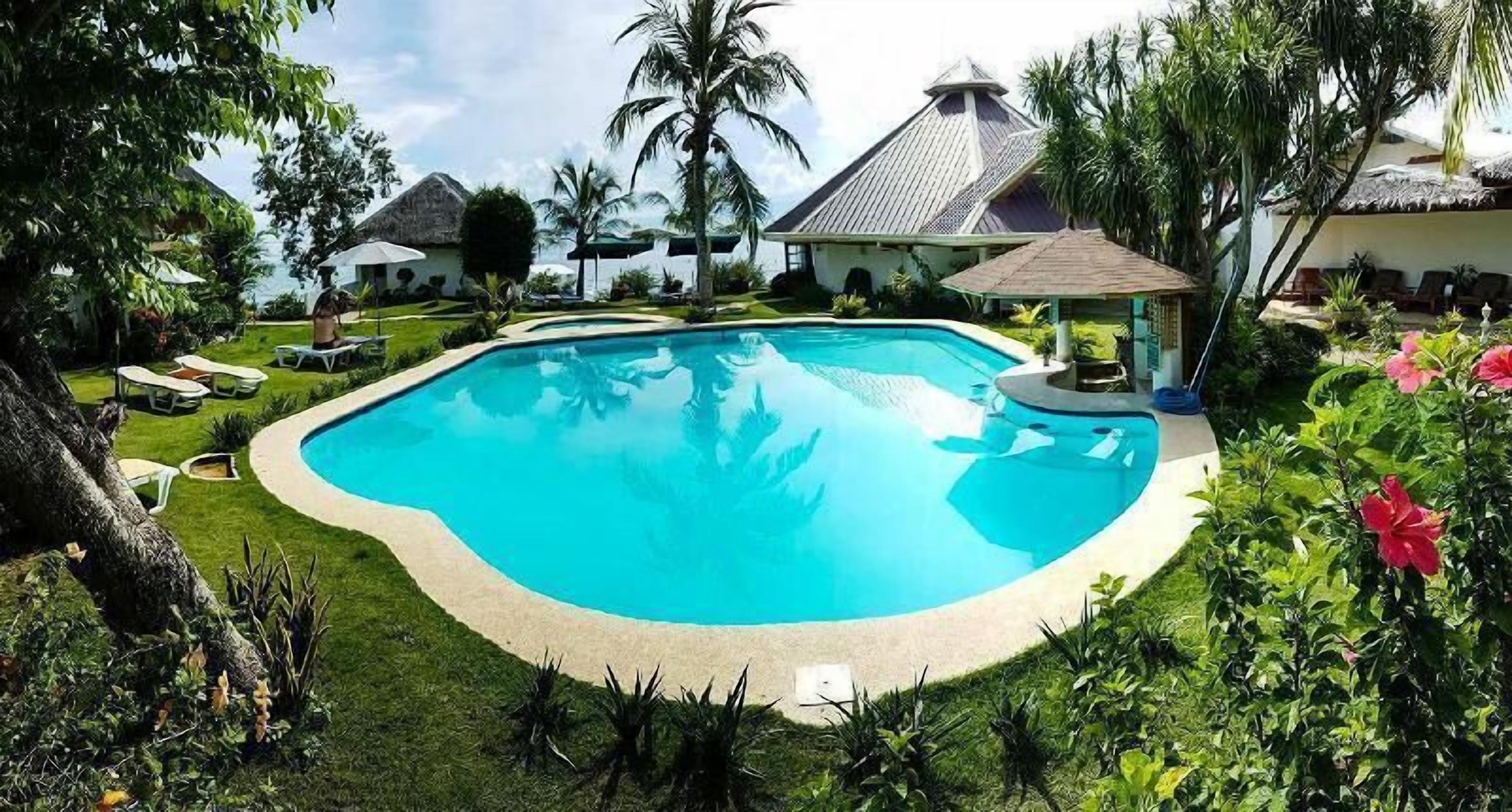 Piscina | Piscina all'aperto, lettini