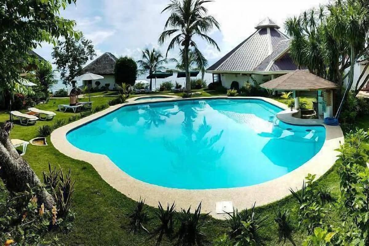 Piscina | Piscina all'aperto, lettini