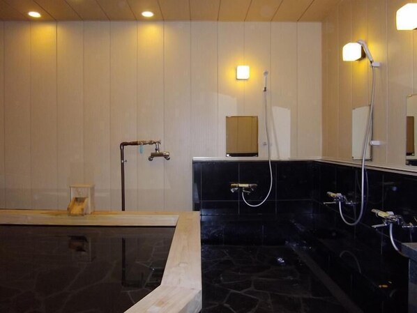 Duschwanne, Haartrockner, Toilette mit elektrischem Bidet, Handtücher