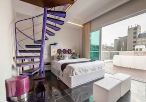 Caja de seguridad en la habitación y escritorio 