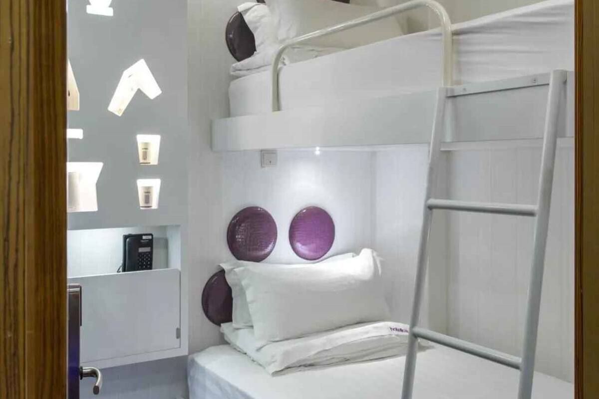 Urban Bunk (No window) | In-room safe, desk, iron/ironing board, WiFi (free)