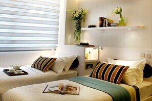 In-room safe, desk, iron/ironing board, free WiFi - Lion Peak Hotel Purvis (Singapore)