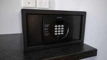 Una cerradura electrónica con teclado negro sobre una encimera negra.